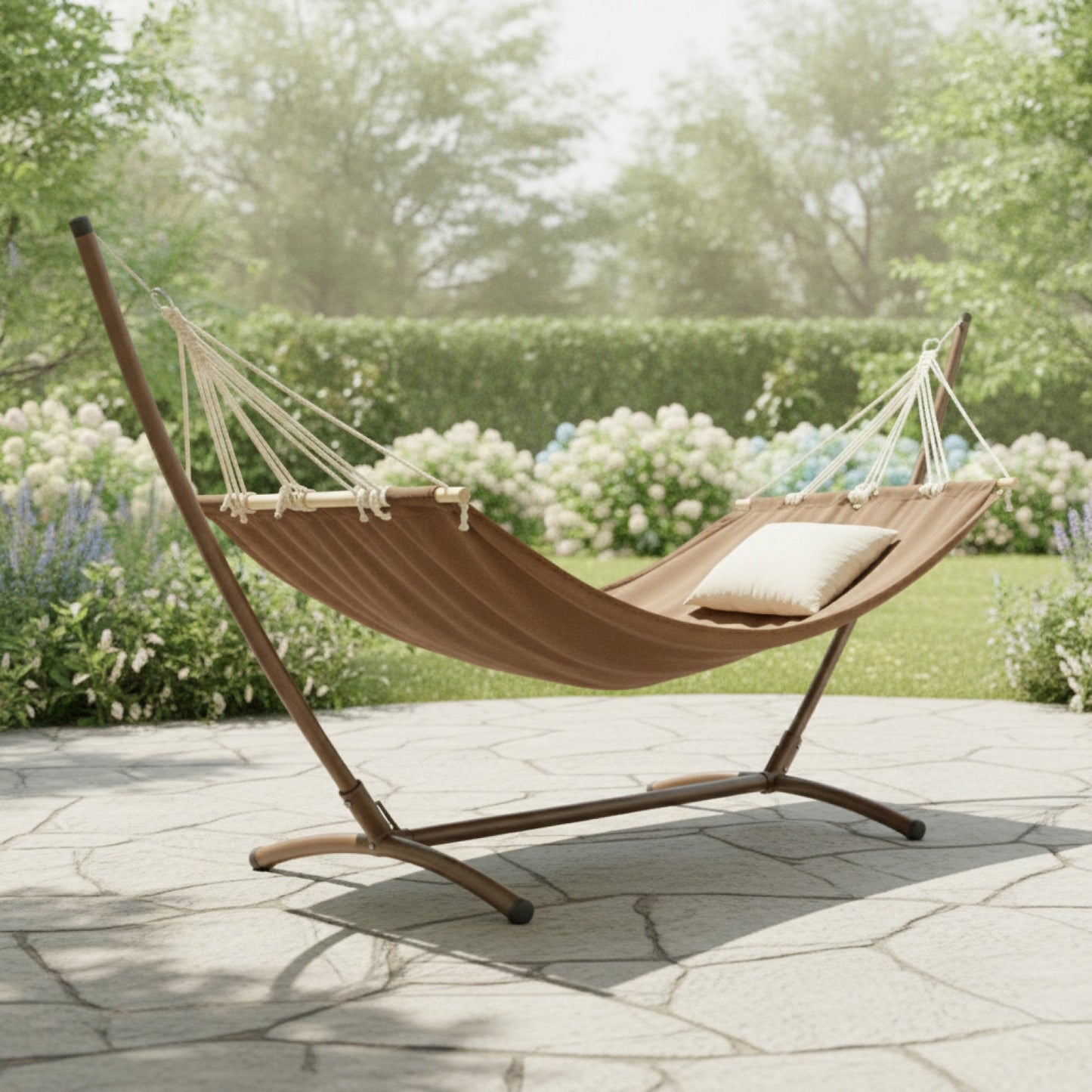 Hamac double avec support installé sur une terrasse pour un moment de détente confortable