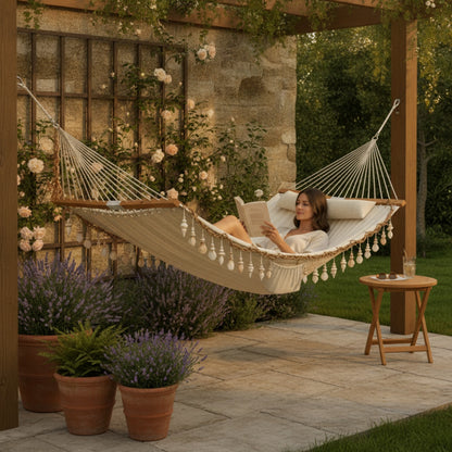 Hamac double bohème SOLEA avec franges sur un balcon ambiance cosy et végétale  
