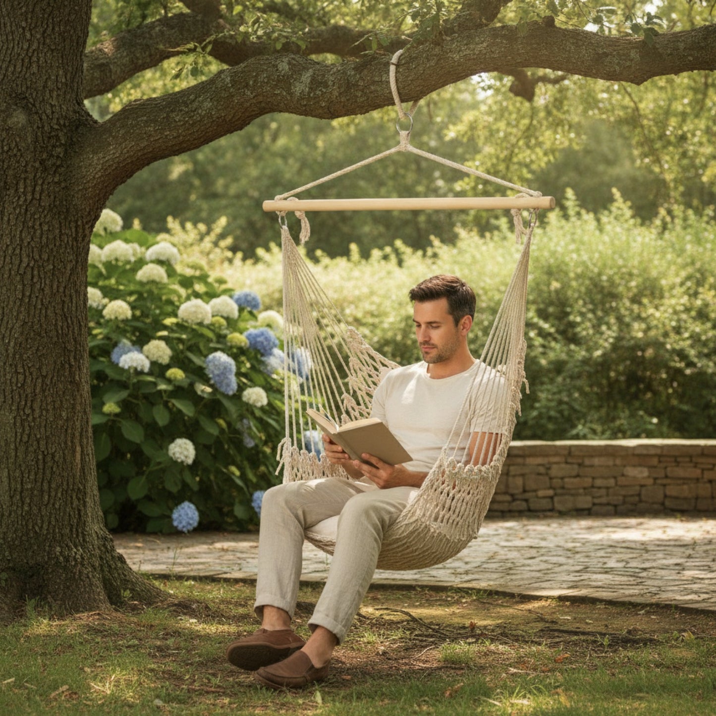 Personne se relaxant dans un hamac chaise ADZURA suspendu confortable