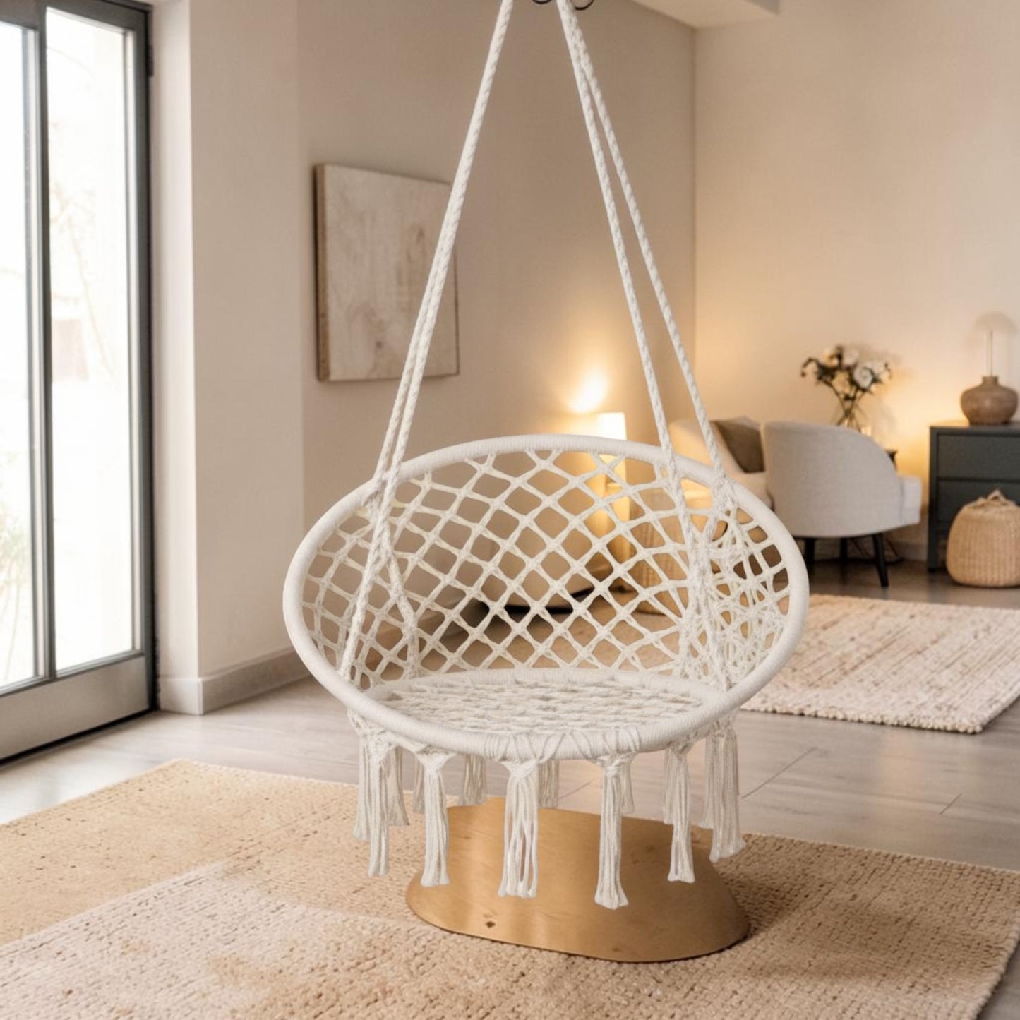 Hamac chaise en macramé LUMEA suspendu dans un salon lumineux avec décoration bohème