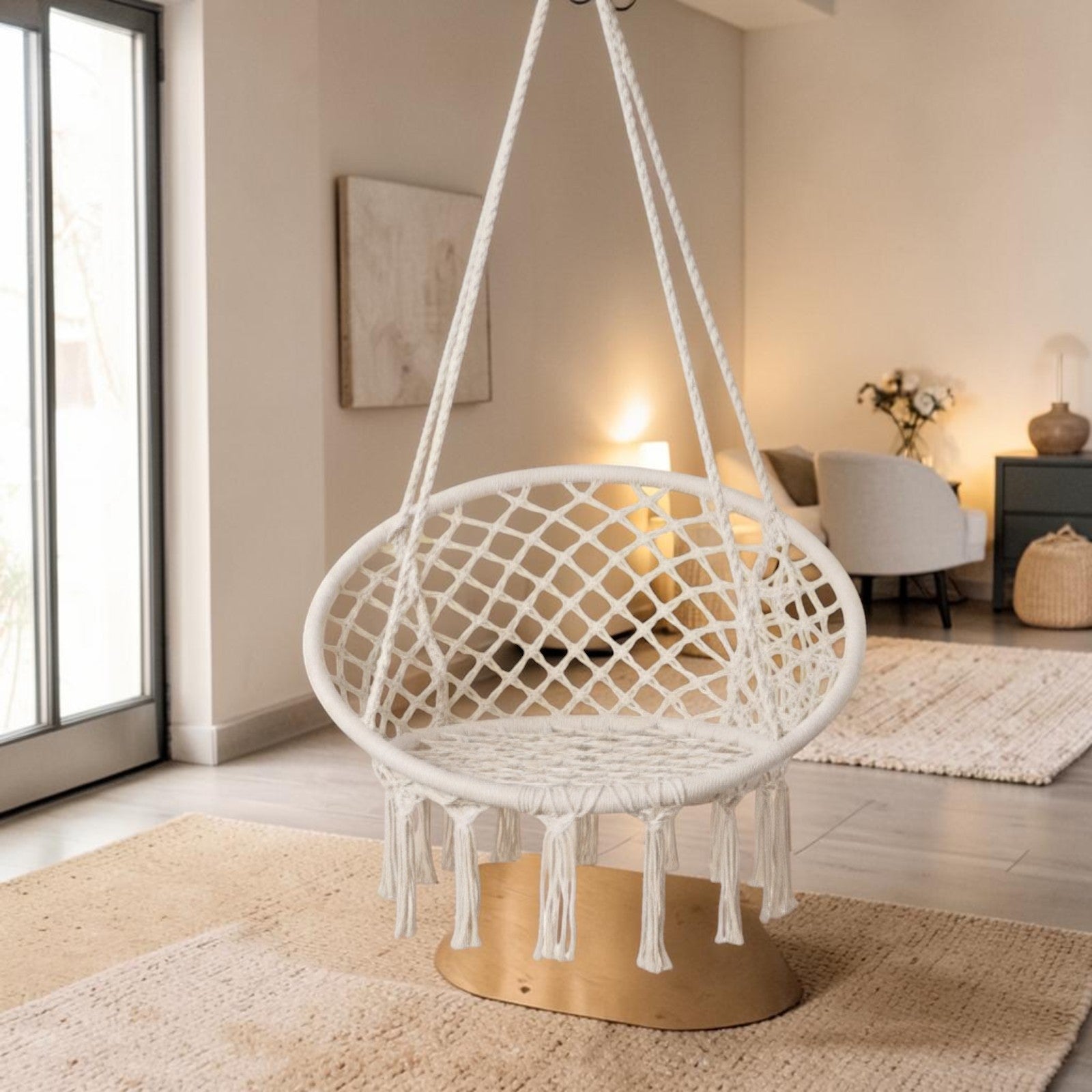 Hamac chaise en macramé LUMEA suspendu dans un salon lumineux avec décoration bohème