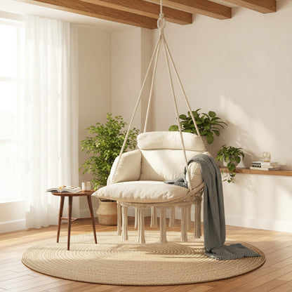 Fauteuil suspendu cocooning NELIA dans un coin détente avec tapis rond et décoration naturelle
