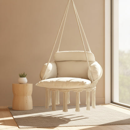 Fauteuil suspendu hamac chaise NELIA installé dans un salon minimaliste avec décoration bois clair