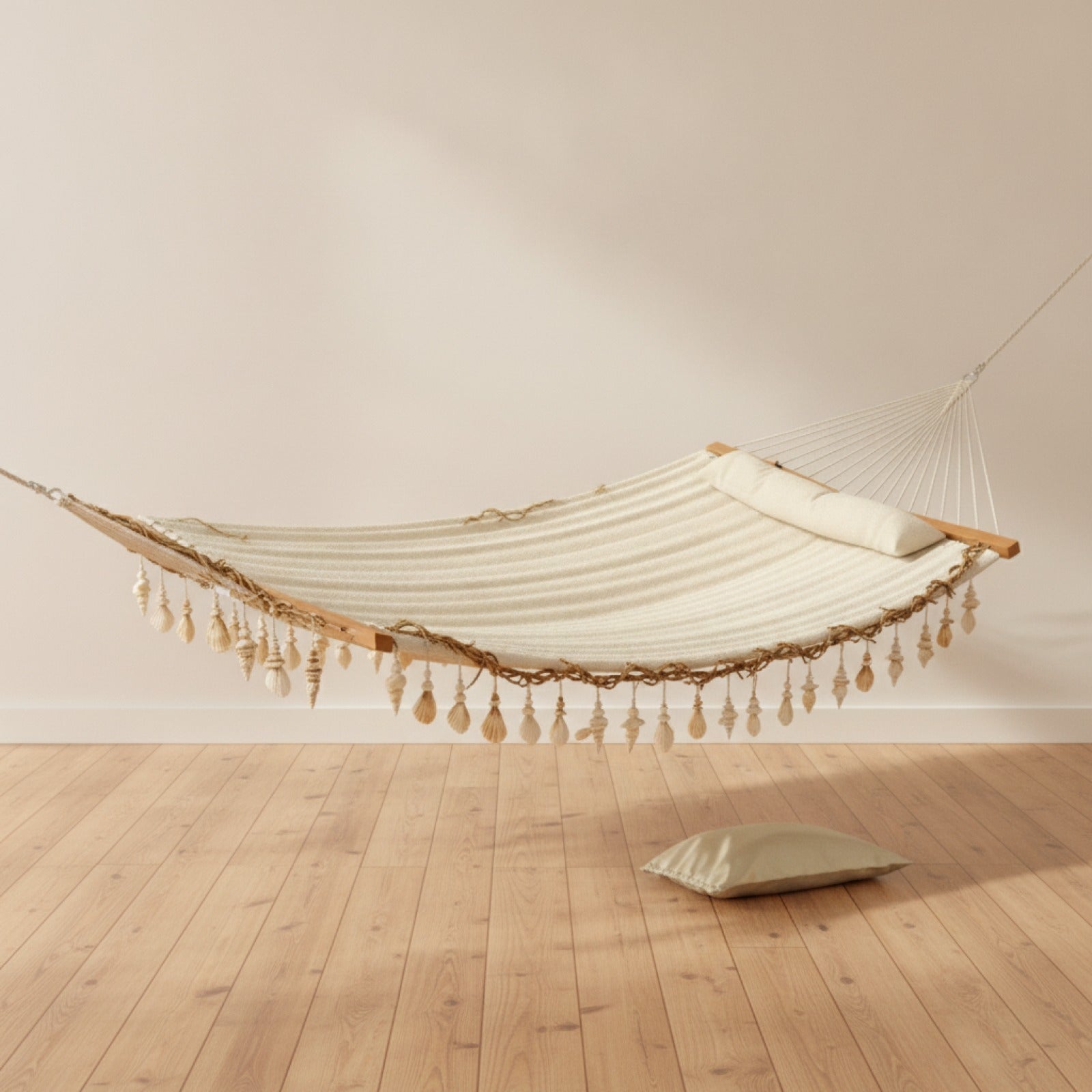 Hamac bohème double écru avec franges SOLEA installé en intérieur ambiance minimaliste  

