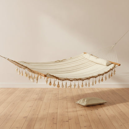 Hamac bohème double écru avec franges SOLEA installé en intérieur ambiance minimaliste  

