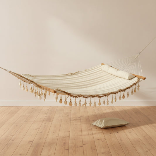 Hamac bohème double écru avec franges SOLEA installé en intérieur ambiance minimaliste  
