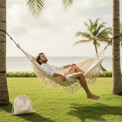 Personne allongée dans un hamac double confortable dans un jardin ensoleillé