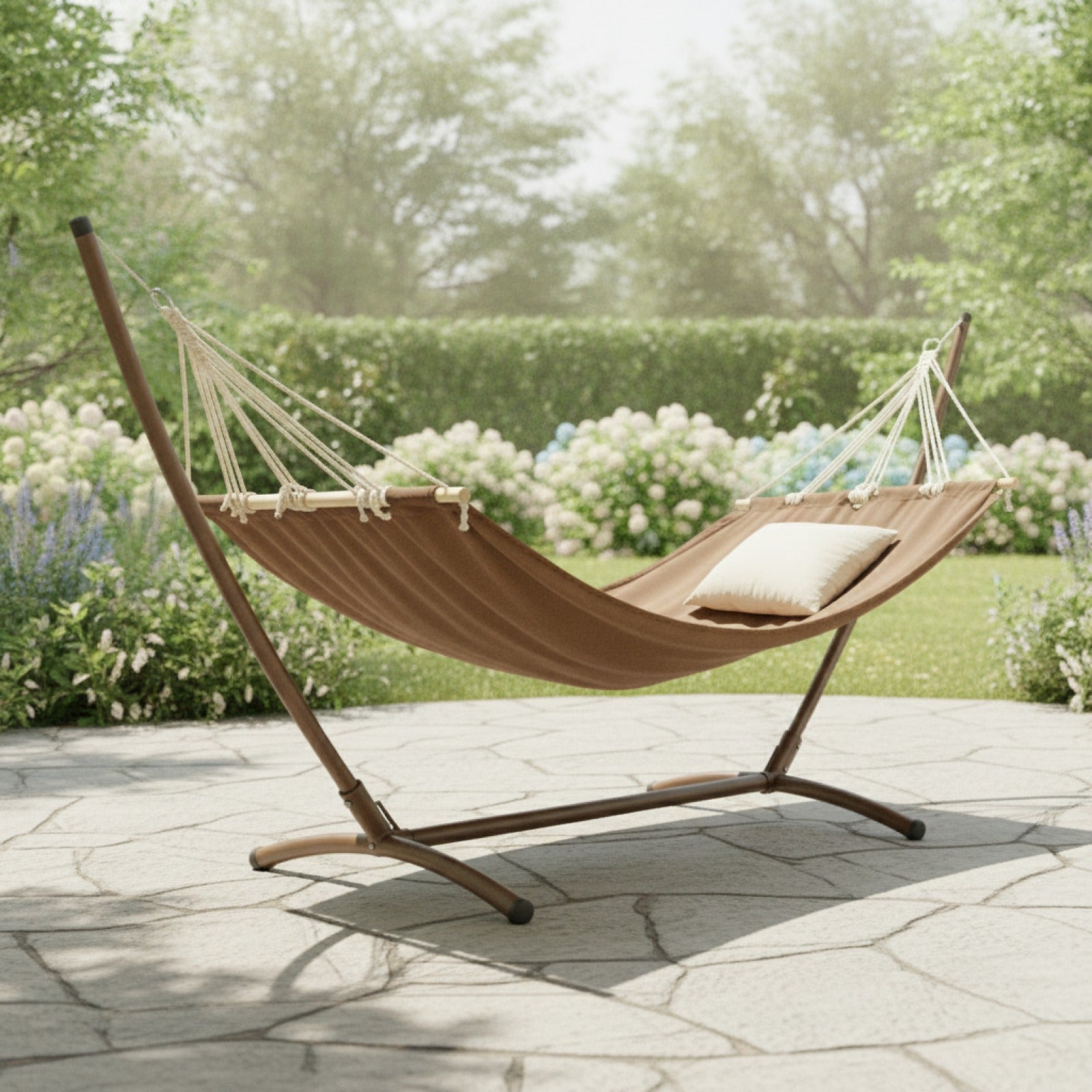 Hamac double avec support installé sur une terrasse pour un moment de détente confortable