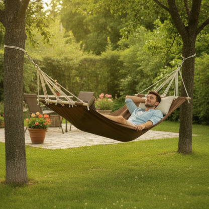 Personne allongée dans un hamac double confortable en extérieur pour se détendre