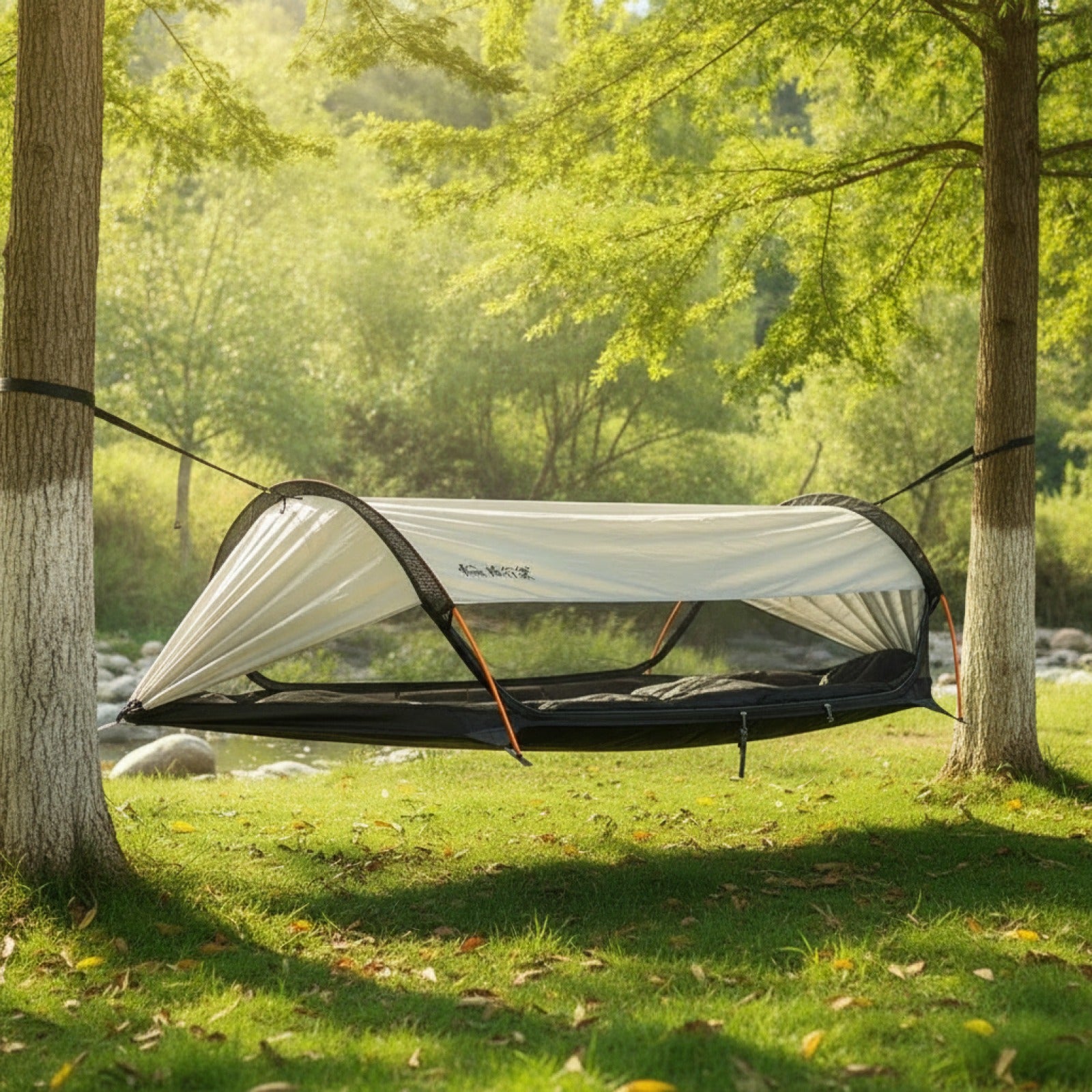 Hamac moustiquaire AERUNA avec pare-soleil installé en camping en pleine nature