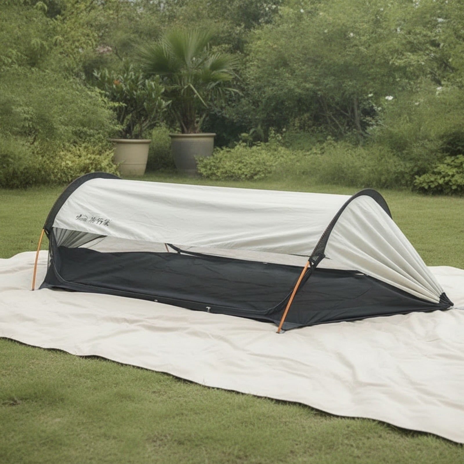Hamac moustiquaire AERUNA installé dans un jardin avec pare-soleil et protection anti-insectes  