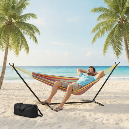 Hamac nomade sur pied utilisé en extérieur pour un moment de détente au soleil