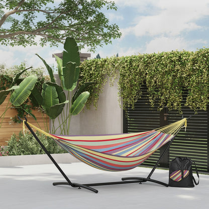 Hamac nomade sur pied installé dans un jardin avec toile colorée et structure stable