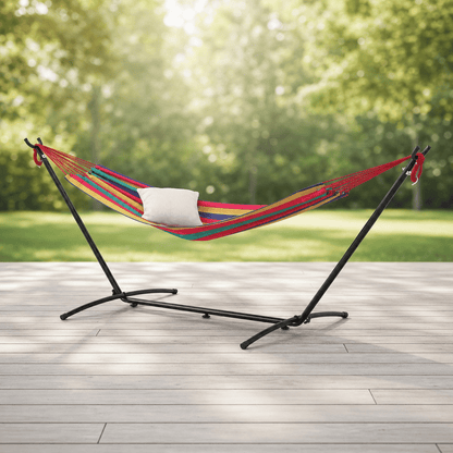 Hamac sur pied SOLARA avec support en métal noir installé sur une terrasse en bois