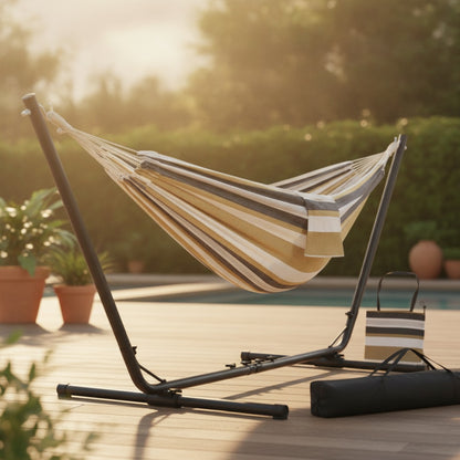 Hamac sur pied installé en extérieur près d’une piscine, idéal pour se détendre au soleil dans le jardin