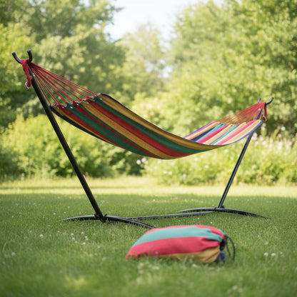Hamac sur pied SOLARA multicolore installé dans un jardin avec structure en acier et sac de transport