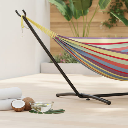 Hamac sur pied stable avec toile multicolore dans un espace intérieur lumineux et apaisant